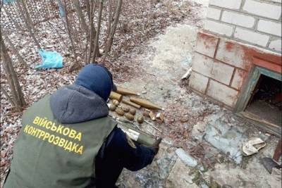 На Донбассе собака нашла схрон с оружием