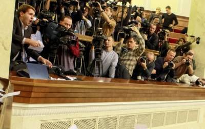 Рада лишила аккредитации журналистов попавших под санкции телеканалов