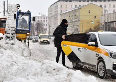Сервисы такси объяснили подорожание поездок после снегопада в Москве