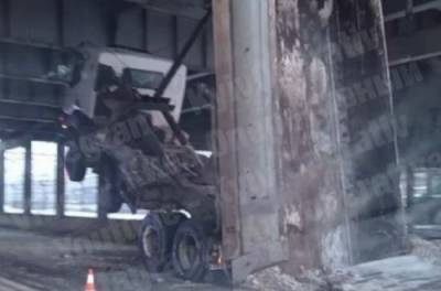 В Киеве самосвал протаранил мост и застрял (ВИДЕО)