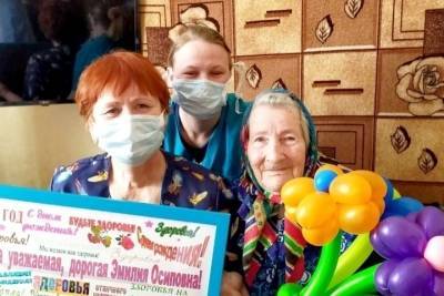 102-летняя псковичка привилась от коронавируса