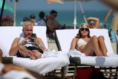 Скотт Дисик проводит День святого Валентина на пляже в Майами в объятиях Амелии Хэмлин - skuke.net - шт.Флорида