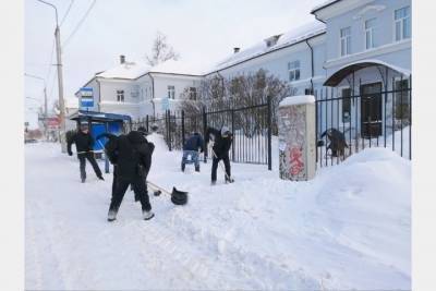 Коммунальные службы Смоленска продолжают ликвидировать последствия снегопада