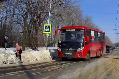 Рязанские школьники вынуждены переходить дорогу по сугробам