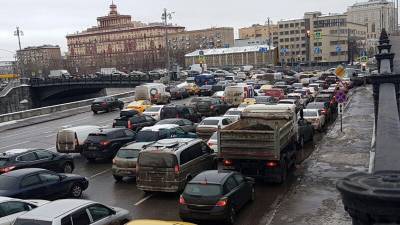 Массовое ДТП с пятью автомобилями в Москве спровоцировало транспортный коллапс