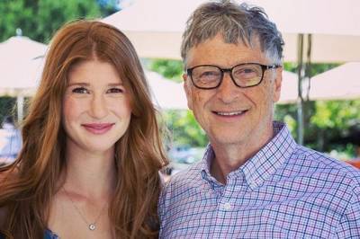 Старшая дочь Билла Гейтса высмеяла теорию заговора о вакцинах против COVID-19