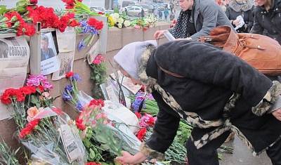 Соратники Бориса Немцова попросили не мешать возлагать цветы к месту его убийства