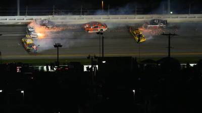 В США во время гонки NASCAR произошла авария с участием сразу 16 машин