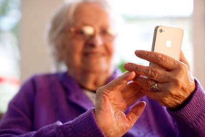 82-летняя бабушка зарегистрировала одинокого внука в Tinder