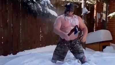 Новоселов в образе викинга с топором провел тренировку в снегу