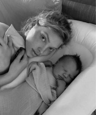 Маленькое чудо: Эльза Хоск с новорожденной дочкой Тууликкой