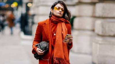 Яркие очки с разноцветным шарфом — лучший модный прием для морозных солнечных дней