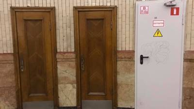 В Киеве на станции метро "Арсенальная" установили новые двери: урбанисты считают это вандализмом