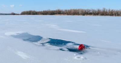 В Днепре мужчина утонул и вмерз в лед