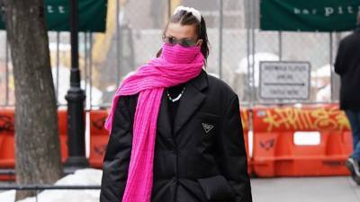 Белла Хадид прогулялась в пуховике Prada и розовом шарфе: безупречный образ