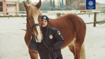 В Киеве конь-спортсмен "вступил" в полицию: фото