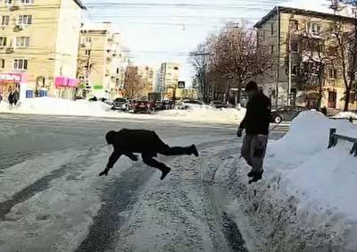 На улице Дзержинского женщина упала на нечищеном переходе и ударилась головой