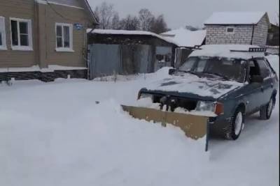 Житель Ярославля переделал свое авто под снегоуборочный бульдозер