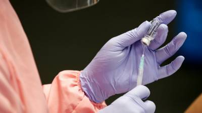 "Вакцина немножко задерживается": Украина не смогла начать вакцинацию от COVID-19 в обещанные сроки