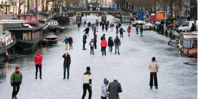 Хватайте коньки. Морозы превратили каналы Амстердама в огромный каток — фоторепортаж