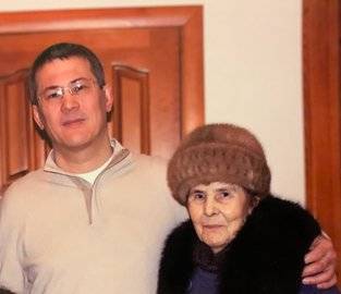 «Ровно 6 лет, как ушла моя мама»: Радий Хабиров побывал на могиле матери и поделился фотографией с ней ю