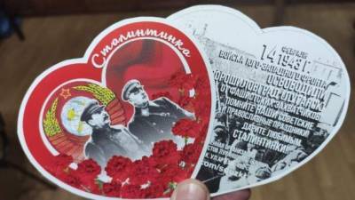 Вместо валентинок: В оккупированном Луганске 14 февраля раздавали "сталинтинки". ФОТОФАКТ
