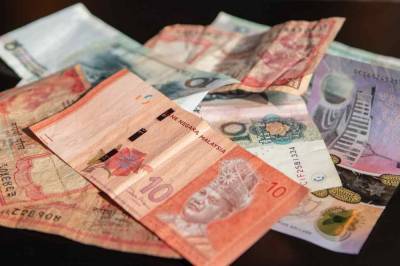 Названы самые невыгодные для вложений валюты в 2021 году