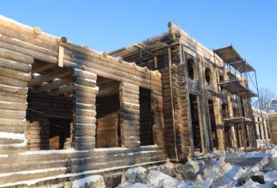 В «Монрепо» реставраторы завершают сборку сруба Усадебного дома