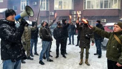 "Сосед - оккупант": правые силы заявили, что пикетировали под зданием владельца канала НАШ Мураева