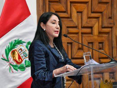 Глава МИД Перу объявила об отставке из-за вакцинации от коронавируса раньше врачей