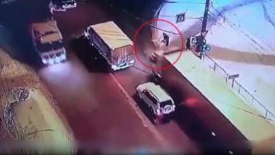 На видео пешехода переехал грузовик – очевидцам стало нехорошо от этого зрелища