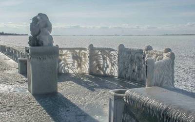 Фотохудожница показала завораживающие снимки обледеневшей набережной Бердянска