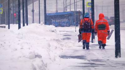 В Москве продолжают устранять последствия 5-дневного снегопада — видео