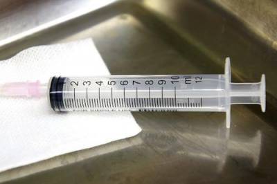 На Крите пожилой мужчина скончался через восемь минут после прививки от COVID-19