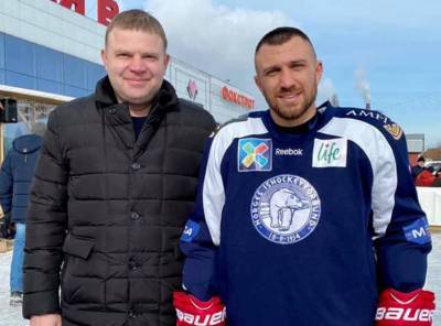 Ломаченко поучаствовал в хоккейном матче