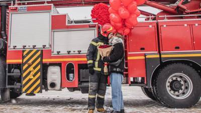 Пожарный в Киеве сделал предложение любимой в День Валентина: фото