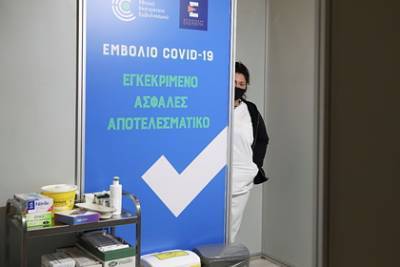 В Греции мужчина сделал прививку от COVID-19 и умер через несколько минут