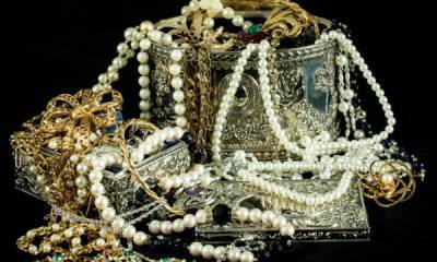 Памятные украшения королевы Виктории выставили на торги