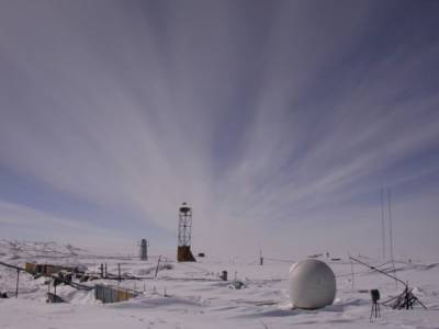 В Антарктиде у украинской станции «покраснел» снег (фото)