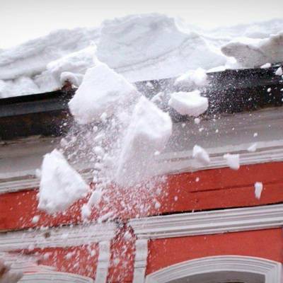 Почти все крыши социальных объектов в Москве очистили от снега