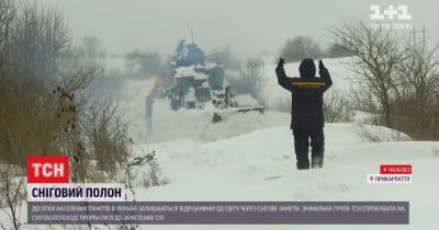 Непогода в Украине: на Прикарпатье села отрезаны от мира, на Волыни из-за заносов женщину к "скорой" везли на санях