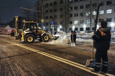 Около 65% московских дорог и переулков очищено от снега