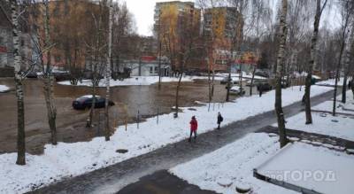 "Боже, все залило": в Ярославле из-за прорыва затопило целую улицу. Видео