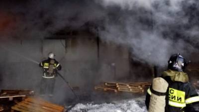 В Чувашии потушили пожар на заводском складе