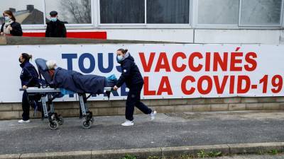 Более 400 человек умерли во Франции за сутки из-за коронавируса