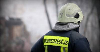 В Риге на улице Крустпилс загорелось двухэтажное здание автосервиса, пожар локализован