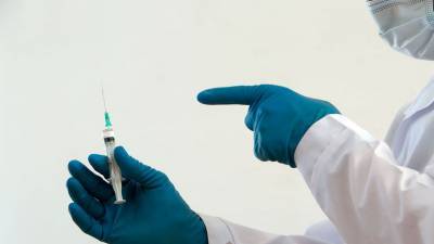 Фаучи заявил, что вакцины от коронавируса не могут защитить от всех штаммов