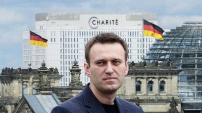 Стало известно, кто охранял Навального в Германии