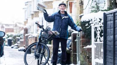 Британское Простоквашино: 80-летнему почтальону подарили велосипед, чтобы он не увольнялся