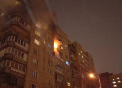 На Малой Бухарестской эвакуировали 20 жильцов из дома, в котором полыхает квартира